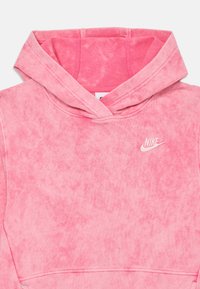Hoodie rosa da Nike com um acabamento suave e texturizado. Apresenta um capuz com cordão e um pequeno logótipo branco no peito.