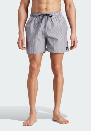 Shorts de baño para hombre con un patrón a rayas, con cintura ajustable, tejido suave y una pequeña etiqueta con el logo en el dobladillo. Colores: azul marino y blanco.