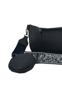 Borsa a tracolla in pelle blu navy con zip frontale, pochette tonda staccabile per monete e ampia tracolla in tessuto con motivo paisley in bianco e nero.