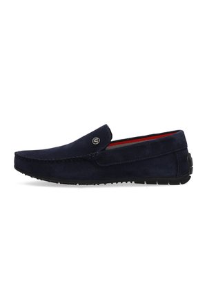 Navyblå ruskindslipper med sort gummisål, slip-on design og rød indvendig foring, set fra siden.