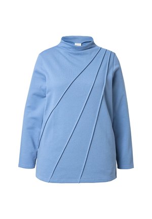 Lichtblauwe pullovertop met een hoge halslijn, lange mouwen en diagonale plooi-details aan de voorkant. Gemaakt van zachte, gestructureerde stof.