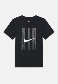 Čierne bavlnené tričko s odvážnym grafickým dizajnom, na ktorom je slovo "AIR" v rôznych textúrach a biele logo Nike v strede.
