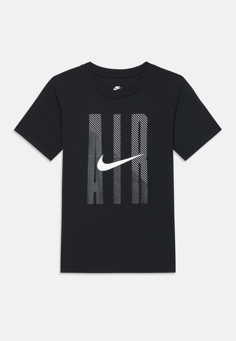 Čierne bavlnené tričko s odvážnym grafickým dizajnom, na ktorom je slovo "AIR" v rôznych textúrach a biele logo Nike v strede.