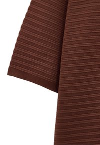 Brązowy sweter z prążkowanym splotem i krótkimi rękawami; charakteryzuje się poziomą teksturą i jednolitym mankietem. Materiał wydaje się miękki i lekko elastyczny.