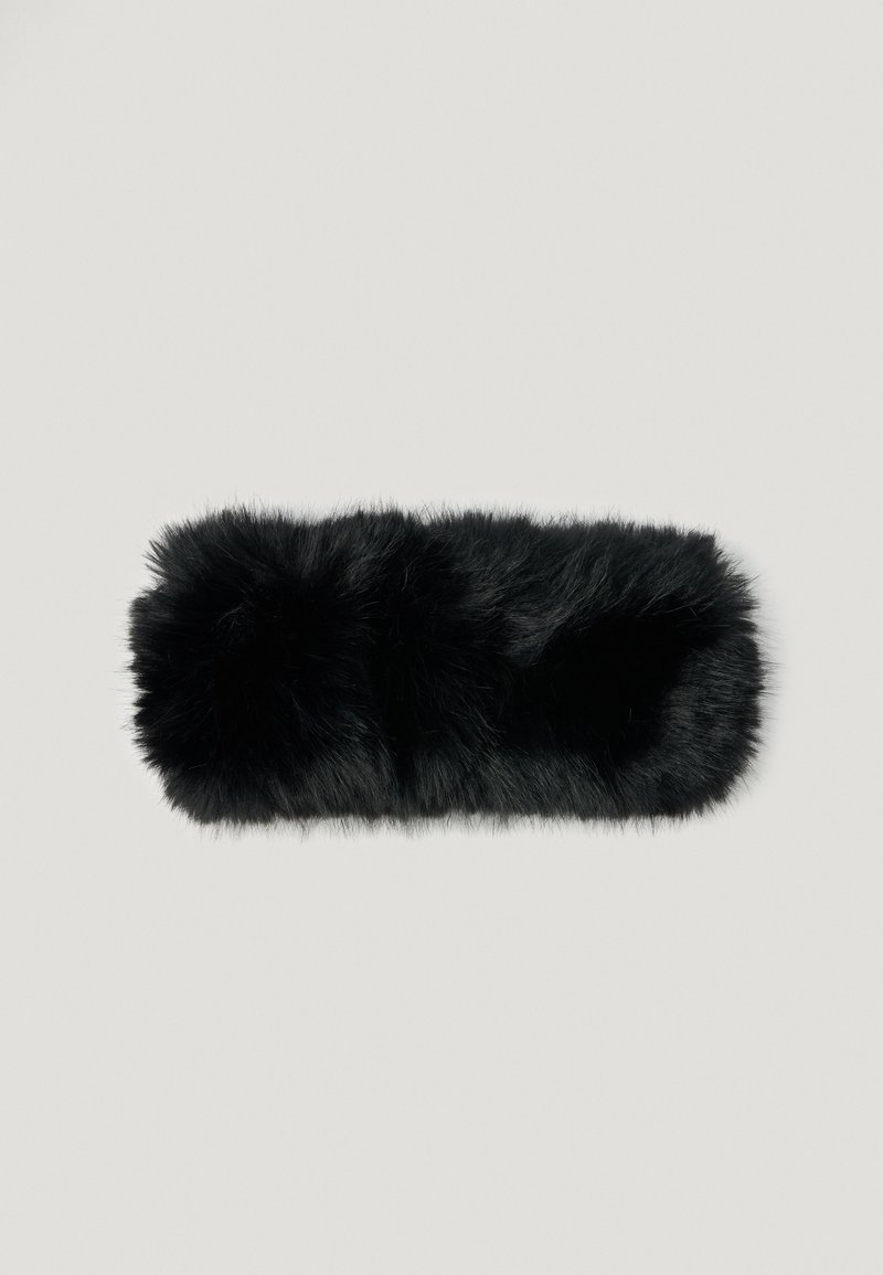 Benzi de urechi din blană sintetică neagră, formă rectangulară, textură groasă și pufoasă cu capete întețite, accentuând blândețea și căldura.
