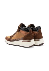 Braune Wildleder- und Ledersneaker mit kontrastierenden Texturen, einer stabilen weißen Zwischensohle und Leopardenmuster-Akzenten an der Seite.