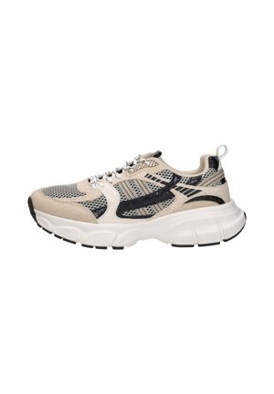 Beige en zwarte sportieve sneaker met dikke witte zool, mesh en nepslangenhuid details, witte veters en een trek lus op de hiel.