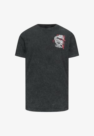 Czarny T-shirt z krótkim rękawem z białym smokiem i czerwonymi japońskimi znakami nadrukowanymi na górnej lewej części klatki piersiowej.