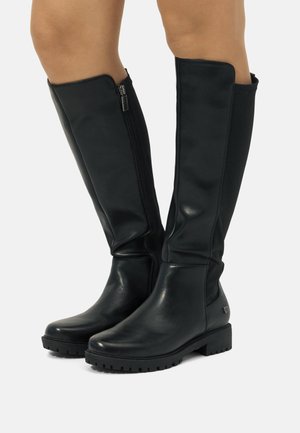 Botas de cuero negro hasta la rodilla con cremallera lateral, punta redonda y suela texturizada, con un ligero brillo y detalles de diseño minimalistas.