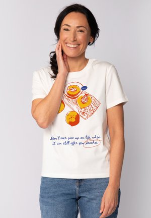 Weißes Baumwoll-T-Shirt mit bunten Pfirsich-Illustrationen und einem motivierenden Zitat in blauer Schrift. Kurzärmlig und mit Rundhalsausschnitt.