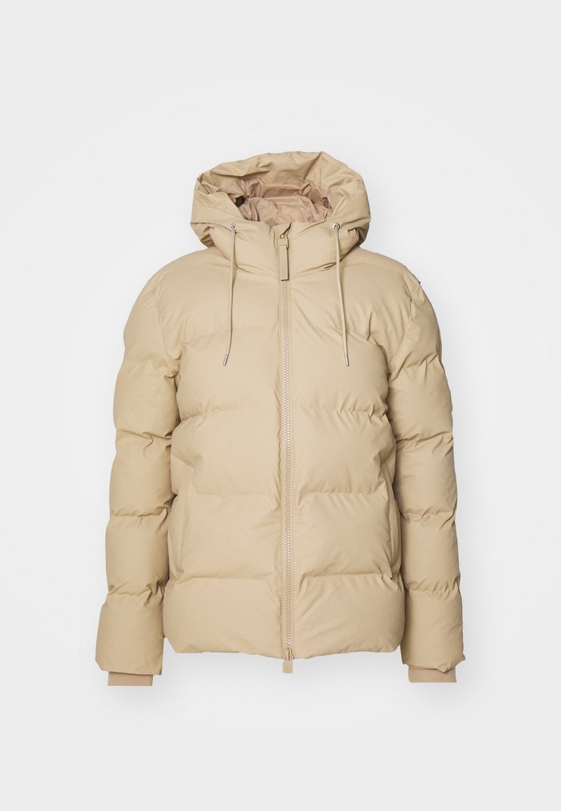Beige Pufferjacke mit tailliertem Design, Kordelzugkapuze, Frontreißverschluss und gerippten Bündchen, ausgestattet mit einer glatten, gepolsterten Textur.