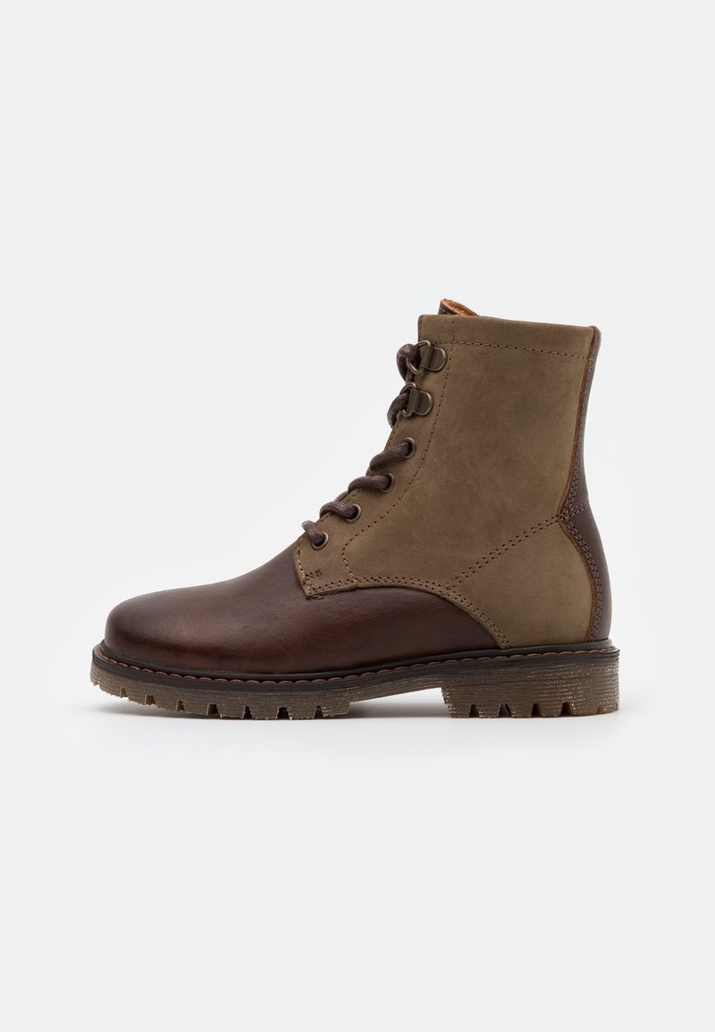 Bottines en cuir marron et suède vert olive avec un laçage à l'avant, bout rond, textures contrastantes et semelle en caoutchouc robuste.