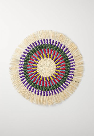 Round woven mat featuring a central natural beige circle, surrounded by colorful concentric patterns in green, red, blue, yellow, and purple, with fringed edges.