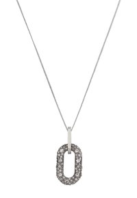 Collier en argent avec un pendentif ovale orné de pierres scintillantes, bords texturés et une section centrale lisse.