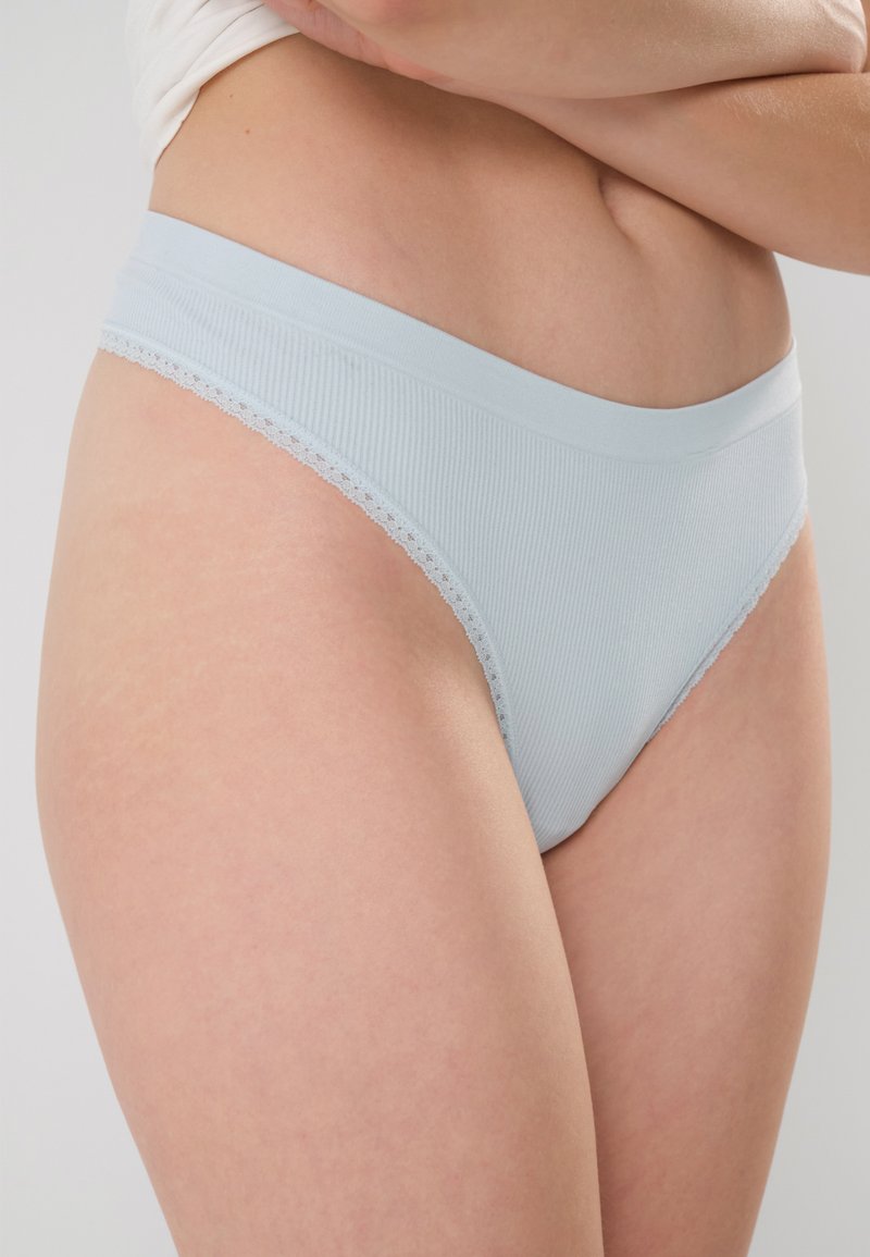 Lichtblauwe ribben katoen onderbroek met een soepele tailleband en een delicate kantafwerking langs de randen, tentoongesteld tegen een effen achtergrond.