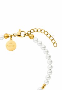 Vergoldeter Verschluss mit einer Kettenverlängerung, weißen Perlen und einem runden Anhänger, der mit "PURELEI" graviert ist. Glatte und glänzende Oberfläche.