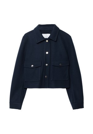 Giacca croppata blu navy realizzata in misto lana, con colletto a punta, bottoni a scatto frontali e due tasche sul petto con pattina di chiusura.