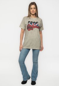 Paradiso Clothing THE BEATLES GUITAR AND FLAG SNOW WASH - Print T-shirt - sand