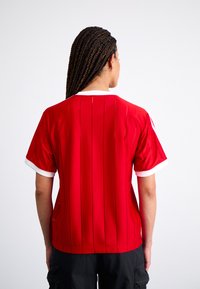 adidas Originals ADICOLOR 3-STRIPES PINSTRIPE - Camiseta estampada - better scarlet