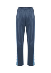 Nachthafte Sporthose mit glatter Textur, elastischem Bund und kontrastierenden hellblauen Seitenakzenten mit geometrischem Muster.