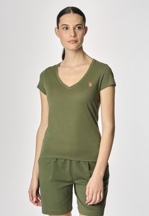 T-shirt verde oliva a V in tessuto leggero con maniche corte, caratterizzato da un piccolo logo ricamato rosa sul lato superiore sinistro.