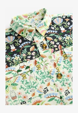 Košeľa s krátkym rukávom vyrobená z bavlny, zdobená viacfarebnými kvetinovými a zvieracími vzormi, s gombíkovým zapínaním a špicatým golierom.