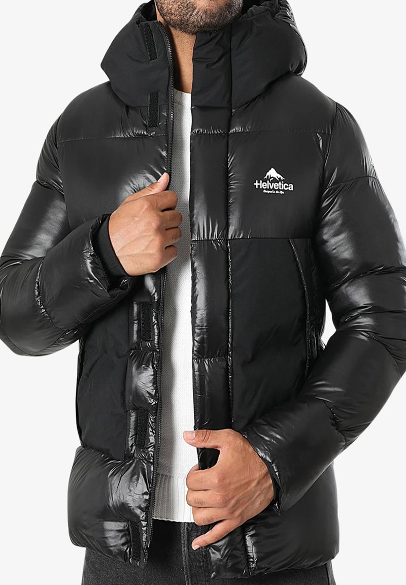 Doudoune noire à finition brillante, dotée d'une capuche, de poignets élastiques et d'un logo sur la poitrine. Design texturé et isolant.