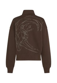 Hnědá zkrácená mikina s vysokým límcem a dlouhými rukávy. Na zadní straně se nachází velký grafický design v světlejším odstínu.