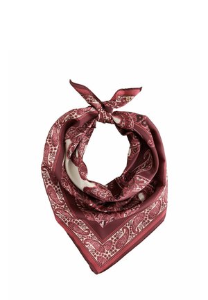 Pañuelo cuadrado de seda con patrones paisley en rojo y blanco, doblado y atado en un nudo con extremos puntiagudos.