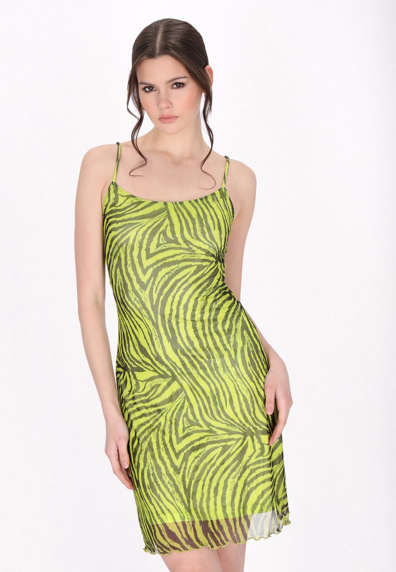 Vestido de estampado de cebra en verde brillante y negro, hecho de una tela ligera con un diseño ajustado y tirantes delgados.