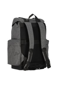 Šedý látkový batoh s síťovaným podkladem, nastavitelnými ramenními popruhy, bočními kapsami a zesíleným černým dnem. Obdélníkový tvar.