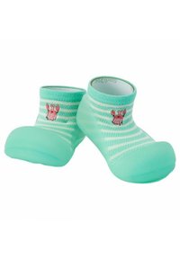 Zapatos de agua en verde menta con una parte superior de tela a rayas. Presentan suelas de goma turquesa sólidas y un diseño de cangrejo en la parte delantera.