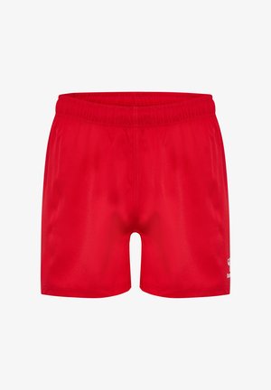 Czerwone krótkie spodenki sportowe z elastycznym pasem i małym białym logo na dolnej stronie, prezentowane na białym tle.