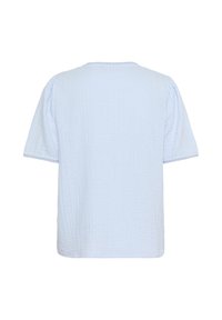 Top azul claro de manga corta, hecho de una tela texturizada con un corte holgado y un escote redondo. Presenta mangas abullonadas y detalles en el dobladillo.