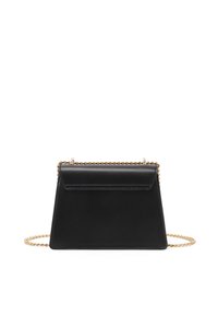 Borsa a tracolla in pelle nera con un design strutturato, dotata di una tracolla in metallo dorato e una chiusura a pattina. Texture liscia e accenti minimalisti.
