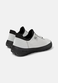 Scarpe in pelle scamosciata grigia con suola in gomma nera, dal profilo basso, punta rotonda, dettagli testurizzati e collare elastico per una facile indossabilità.