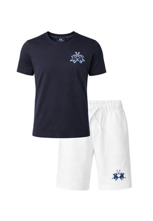 T-shirt blu navy a maniche corte e pantaloncini bianchi con coulisse con logo blu abbinato che raffigura due cavalieri a cavallo.