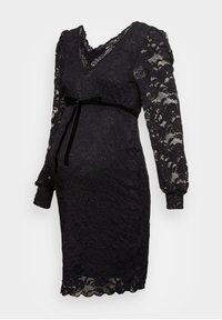 Melna mežģīņu kleita ar gariem pūkainiem piedurknēm, dziļu V veida kaklu un samta jostu. Satur ziedu rakstus un viļņotu apakšmali. Izstrādāta no elastīga materiāla.