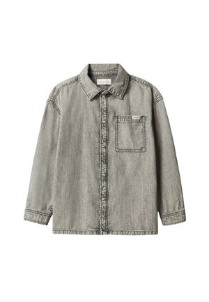 Giacca di jeans grigia con bottoni, maniche lunghe, colletto e una tasca singola sul petto sul lato sinistro.