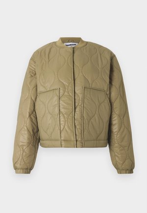 Kāļveida ādas jaka ar izdurtu dizainu, apaļu kakla izgriezumu, ribotiem apročiem un divām priekšējām kabatām. Gluda, spīdīga tekstūra.