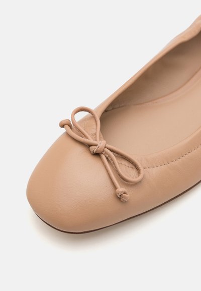Stuart Weitzman BRIA BALLET - Klassischer Ballerina - adobe