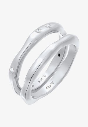 Zwei ineinander greifende Ringe aus poliertem 925er Silber mit einem glatten, wellenförmigen Design und drei kleinen, eingelassenen klaren Kristallen als Akzente.