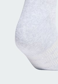 Calcetín gris de algodón con textura acanalada, puntera sin costuras y talón reforzado para mayor durabilidad. Tejido suave con sutiles variaciones de color.