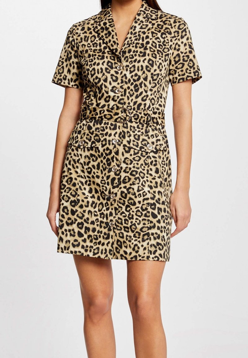 Sukienka w panterkę z krótkimi rękawami, z przodu zapinana na guziki, z paskiem w talii, dwoma przednimi kieszeniami oraz lekko rozkloszowanym dołem w odcieniach beżu i czerni.
