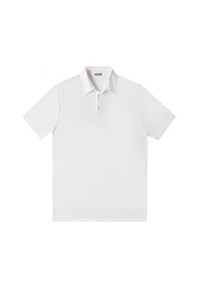 Biała koszulka polo z krótkim rękawem, wykonana z lekkiego materiału, z klasycznym kołnierzykiem, trzema guzikami i gładką teksturą.