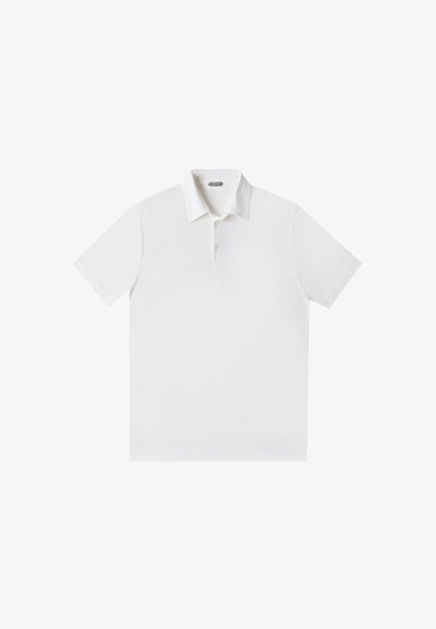 Biała koszulka polo z krótkim rękawem, wykonana z lekkiego materiału, z klasycznym kołnierzykiem, trzema guzikami i gładką teksturą.