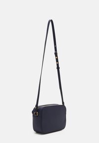 Dunkelblaues Leder-Crossbody-Bag mit texturiertem Finish, rechteckiger Form, Reißverschluss und verstellbarem Gurt mit goldfarbenen Hardware-Akzenten.