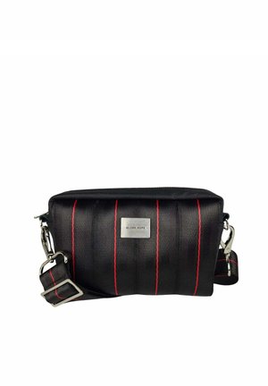 Musta suorakaiteen muotoinen olkalaukku, jossa punaiset pystysuorat raidat, hopeiset metalliosat, säädettävä hihna ja metallinen "Globe Hope" -logolevy edessä.