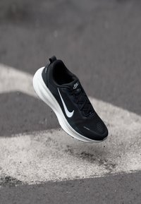 VOMERO - Chaussures de running sur route - black/summit white/coconut milk