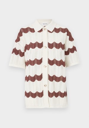 Kootud lühikeste varrukatega kardigan, mis esitleb lainelist mustrit tumes pruuni ja kreemi värviga, koos kaelusega ja nööpide ette puhul kirjega. Tekstuuriga kangas.